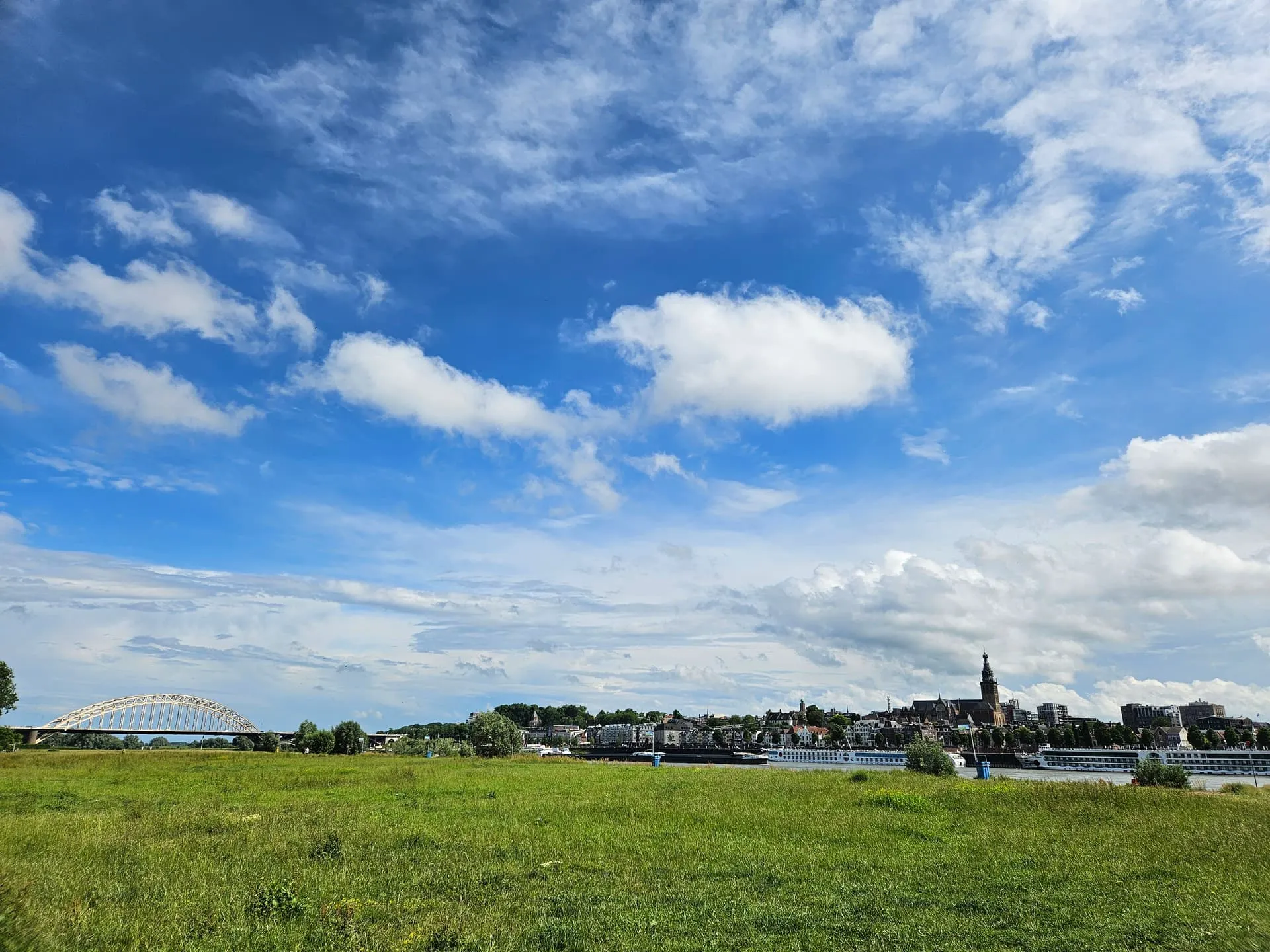 De skyline van Nijmegen vanaf de uiterwaarden