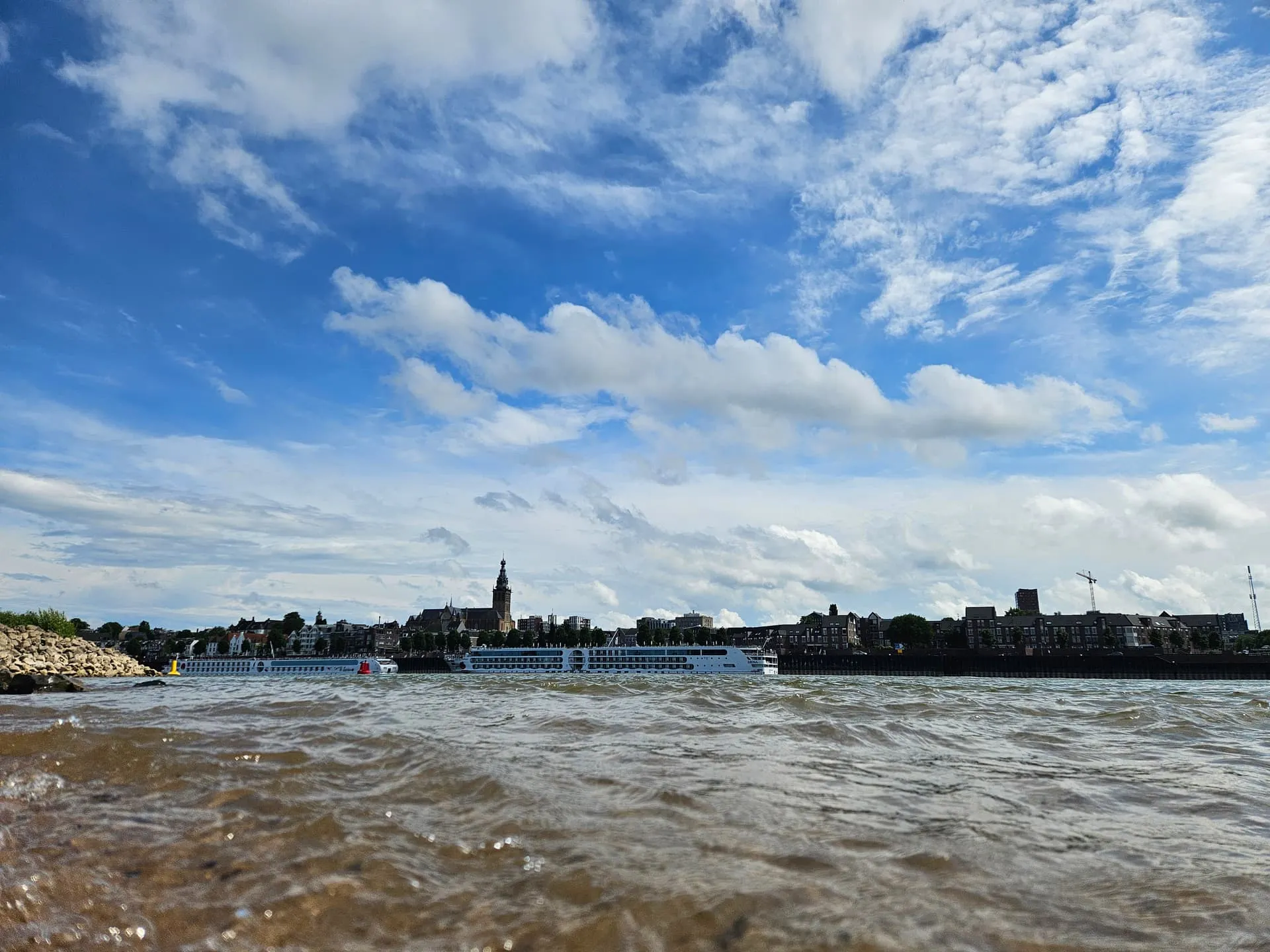 Nijmegen gezien vanaf de oever van de Waal